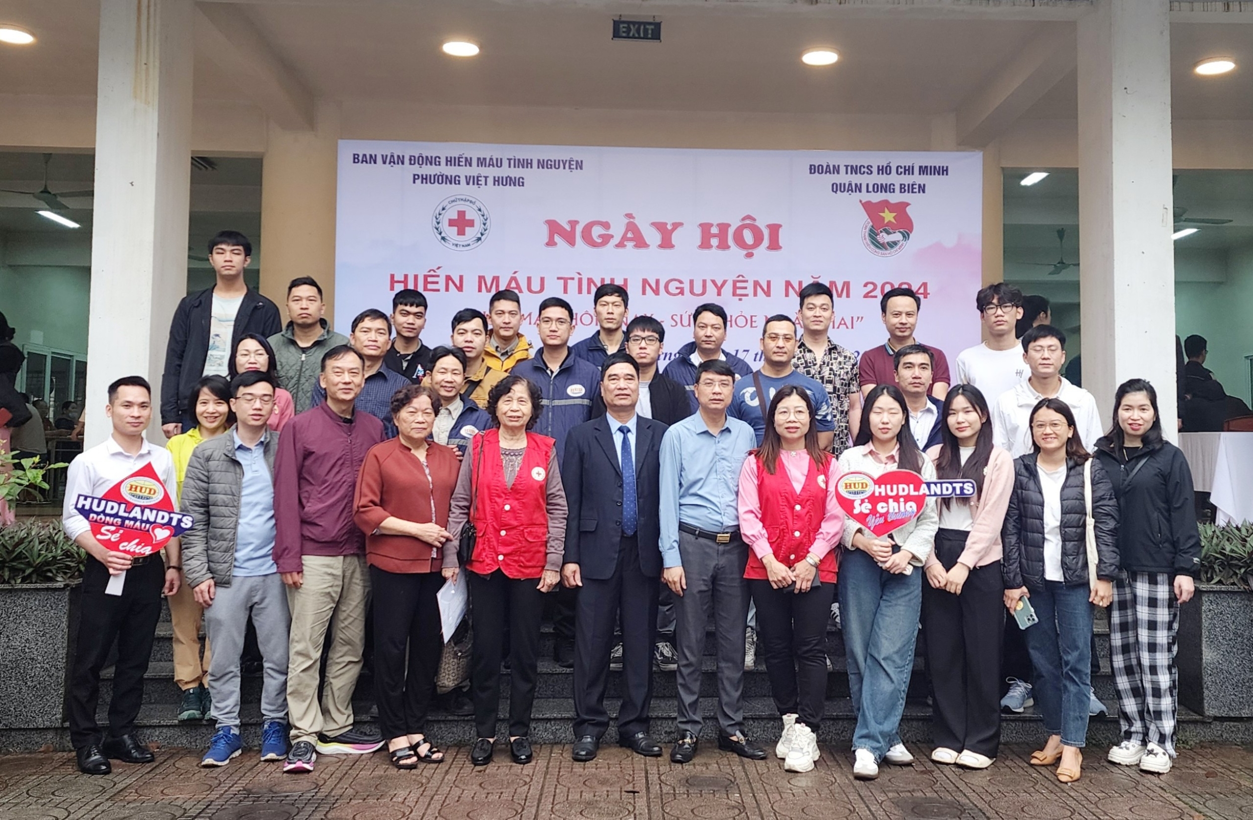 HUDLANDTS CÙNG CHỦ NHẬT HỒNG