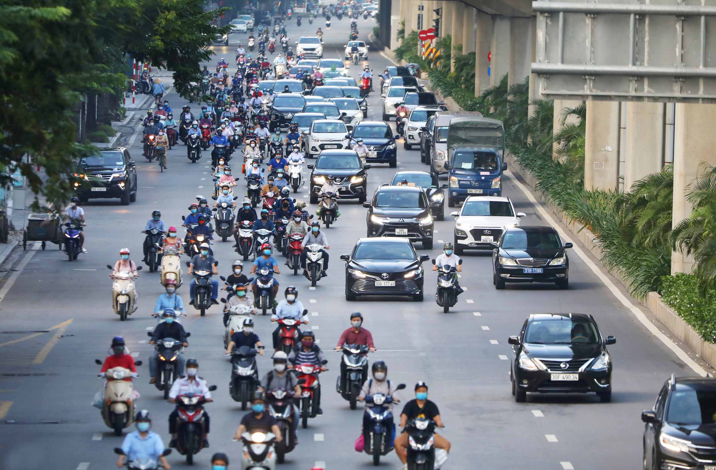 HÀ NỘI CHO BÁN HÀNG ĂN TẠI CHỖ, TAXI HOẠT ĐỘNG TRỞ LẠI