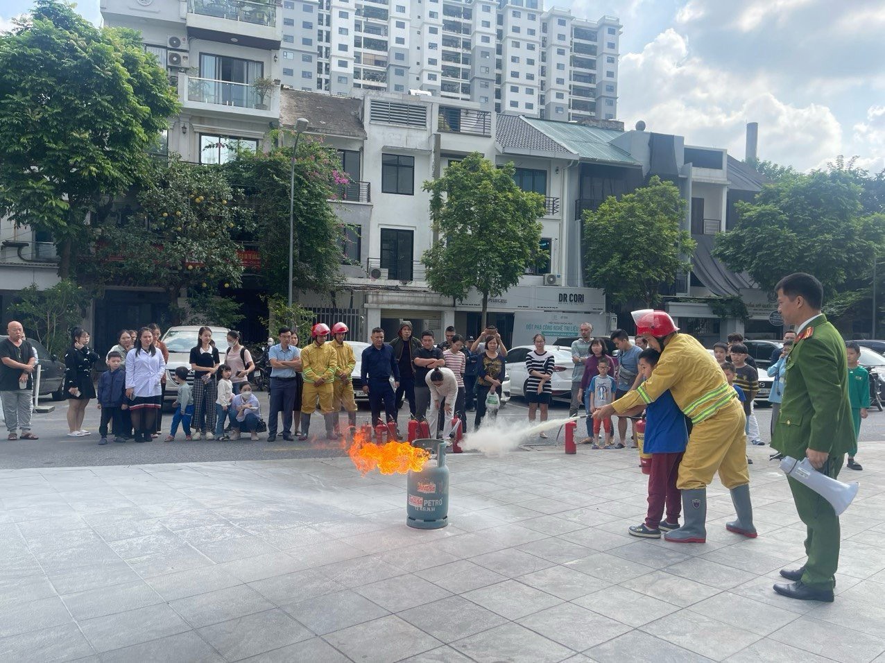 BQL CHUNG CƯ VINAHUD CỬU LONG TUYÊN TRUYỀN VỀ PCCC & CNCH NĂM 2023.
